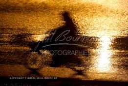 Image du Maroc Professionnelle de  Un motocycliste roule à grande vitesse sous la pluie durant la nuit du Samedi 17 Novembre 2012 sur le Boulevard Mohammed VI à Casablanca. (Photo / Abdeljalil Bounhar) 